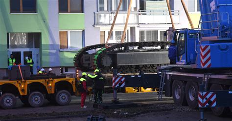 Demolačný stroj pri práci na Mukačevskej ulici