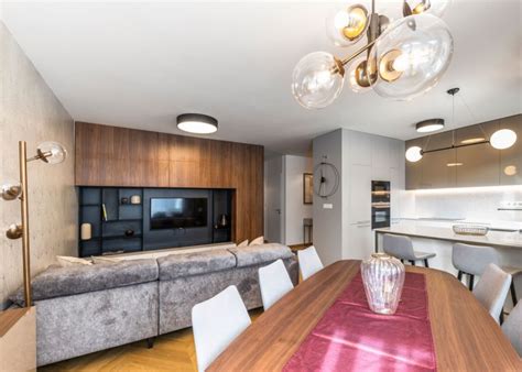 interiér penziónu s elegantným stolovaním