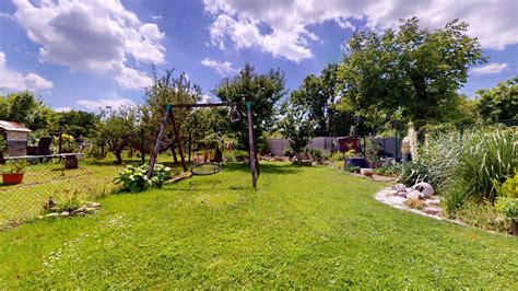 Fotografia útulného penziónu v Zeleneči s kvetinovou záhradou