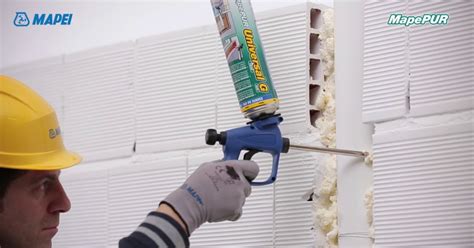 Aplikácia montážnej peny okolo okenného rámu