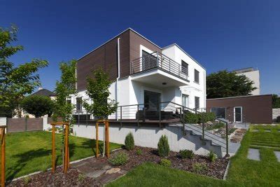 Ilustračné foto rodinného domu s modernou fasádou v mestskom prostredí