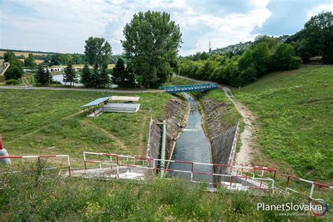 Fotografia hrádze Kunovskej priehrady počas rekonštrukcie