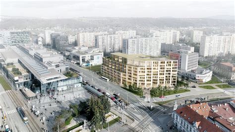 Fotografia ulice v centre Košíc s bytovými domami