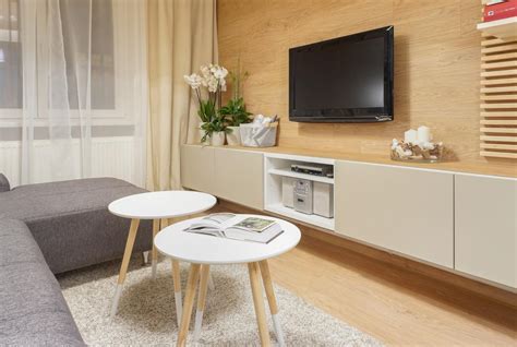 Interiér moderne zariadenej obývacej izby s loggiou