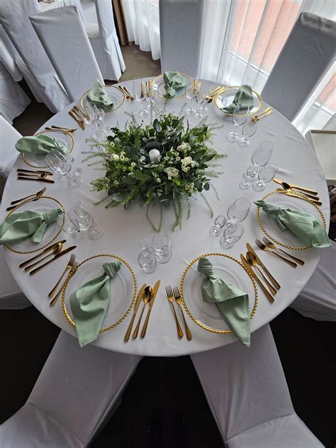 Svadobný stôl s elegantnou banketovou sukňou