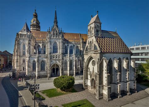 Pohľadnica Kostola svätej Alžbety v Bratislave s pôvodnou sivou fasádou