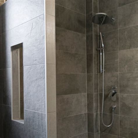 Moderný otvorený murovaný sprchový kút