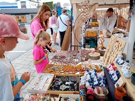 Tradičný trh (souk) na Djerbe s miestnymi produktmi a remeslami