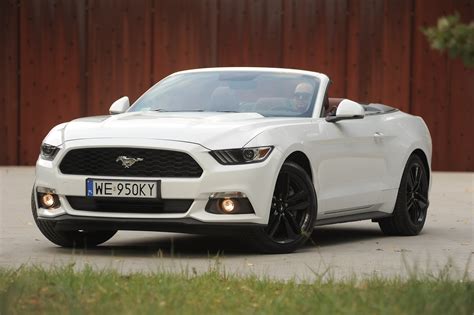 Štýlový Ford Mustang kabriolet zo 60-tych rokov