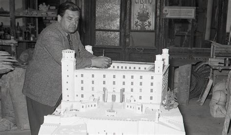 Alfred Piffl pri modeli hradného paláca v roku 1956