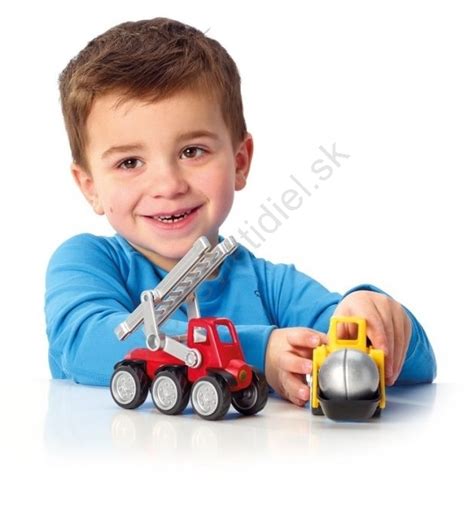 Dieťa hrá s elektrickým autom