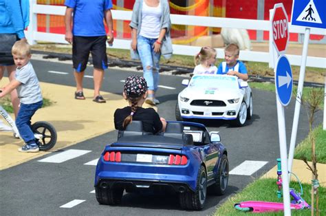 Deti jazdia na rôznych typoch elektrických vozidiel