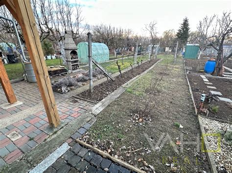 Záhradka s malou chatkou a ovocnými stromami
