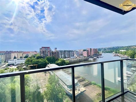 Fotografia bungalovu v kempe Tilia s výhľadom na rieku Oravu