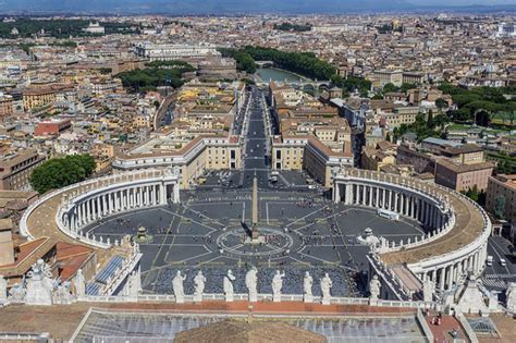 Námestie svätého Petra s Berniniho kolonádou a obeliskom