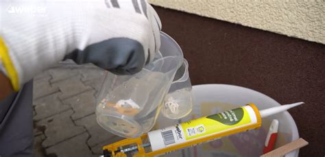 Aplikácia akrylátového tmelu do praskliny