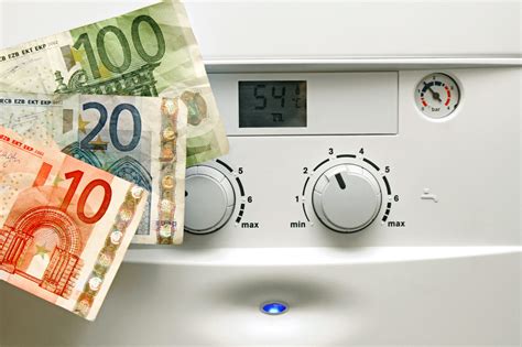 Servisný technik kontroluje plynový kotol