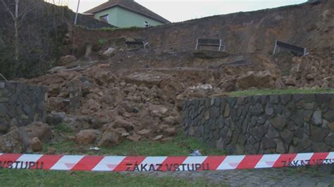 Časť zosunutého hradného múru