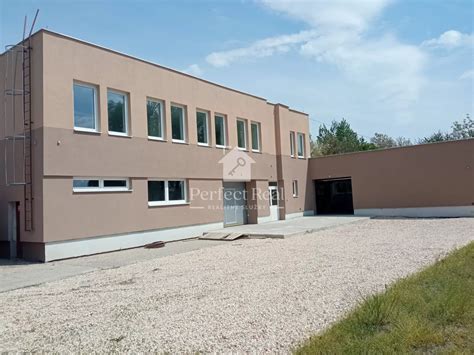 Moderná priemyselná budova v Trenčianskych Stankovciach