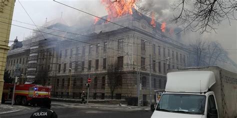 Hasiči zasahujú pri požiari budovy Daňového úradu v Košiciach
