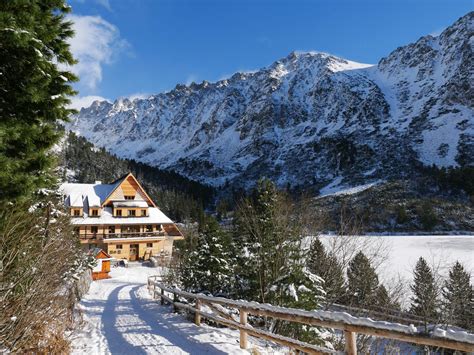 zimná krajina vo Vysokých Tatrách so zasneženými chatami