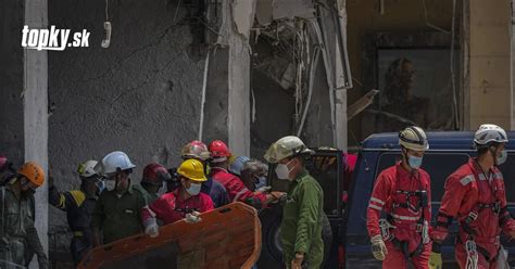 Záchranári prehľadávajú trosky bytového domu