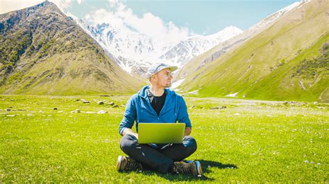 Digitálny nomád pracujúci na notebooku v exotickom prostredí