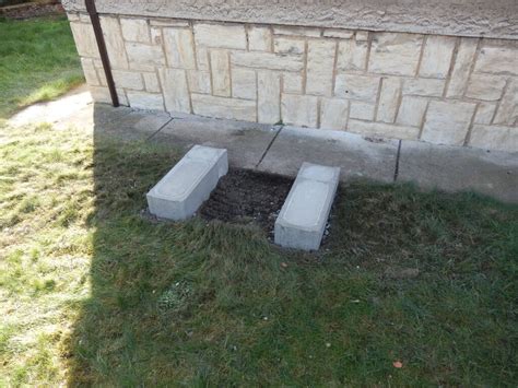 pracovník obsluhujúci betónové čerpadlo