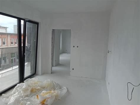 architekt pracujúci na plánoch rekonštrukcie