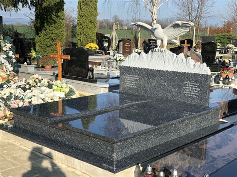 žulový pomník detail