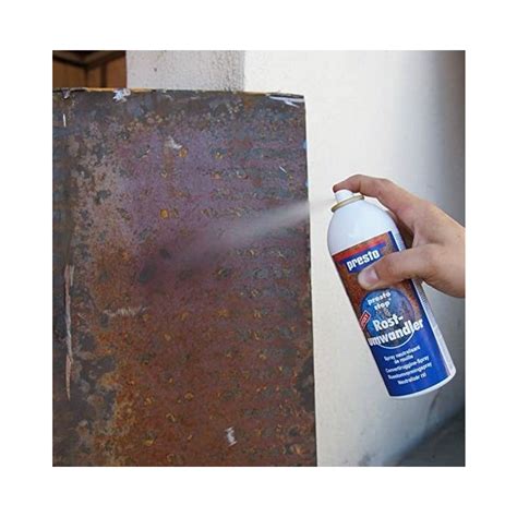 Detailná fotografia odstraňovania hrdze z kovového stoličky pomocou drôtenej kefy