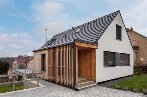Porovnanie pôvodného návrhu fasády od architekta Závodného a realizovaného stavu