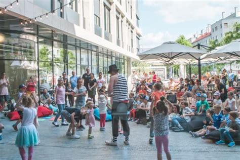 Námestie Mateja Korvína s prevádzkami v parteri