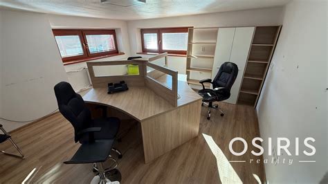 Moderné kancelárske priestory s dobrým osvetlením a ergonomickým nábytkom