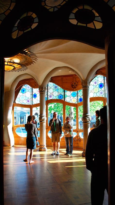Pohľad na vnútroblok domu Gaudí s relaxačnou zónou