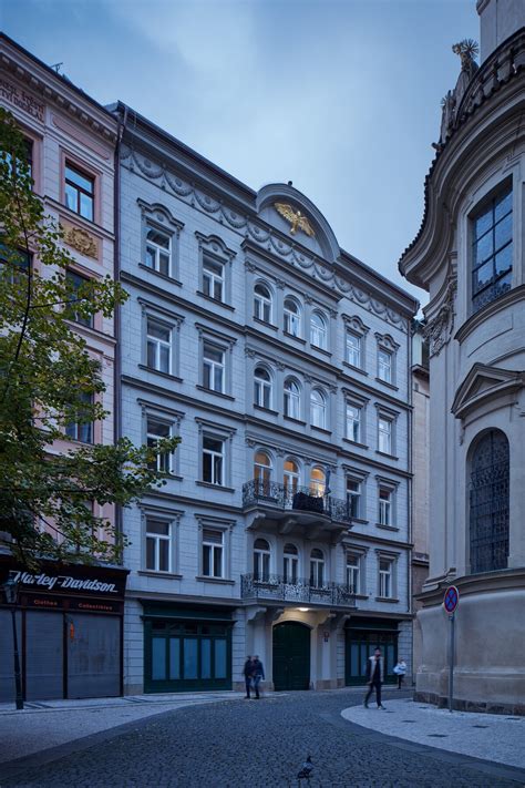 Pohľad na modernú architektúru v historickom centre
