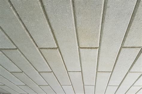 Detail lamiel s povrchovou úpravou a zrezanými hranami