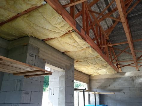 Strop garáže zateplený minerálnou vlnou a sadrokartónom