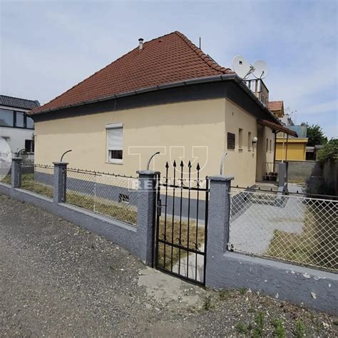 Vonkajší pohľad na starý dom s potenciálom na rekonštrukciu