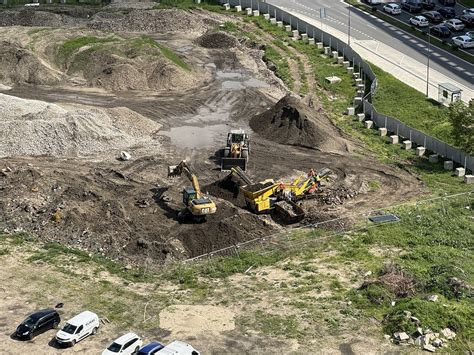 Stavenisko s prepravovaným materiálom stavebným výťahom