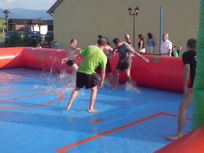 Nafukovacia atrakcia vodný futbal