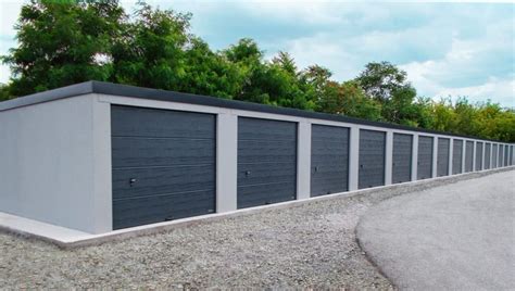 Interiér plechovej garáže s regálmi a organizérmi