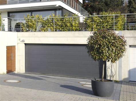 Rôzne typy zámkov používaných na garážových bránach