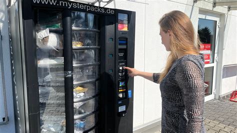 Obrázok moderného nápojového automatu v rušnom prostredí