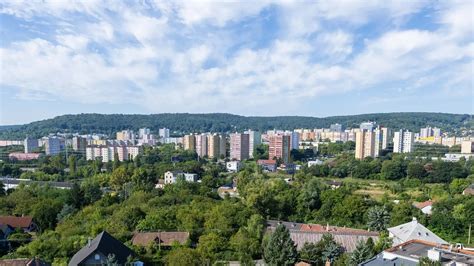 Panorama bratislavskej mestskej časti Rača s výhľadom na zeleň a obytné budovy.