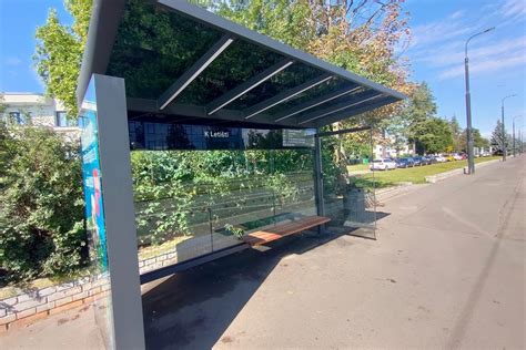 Ilustračná fotografia modernej autobusovej zastávky