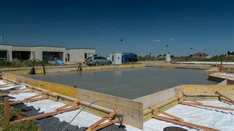 Proces nanášania a urovnávania keramického podsypu