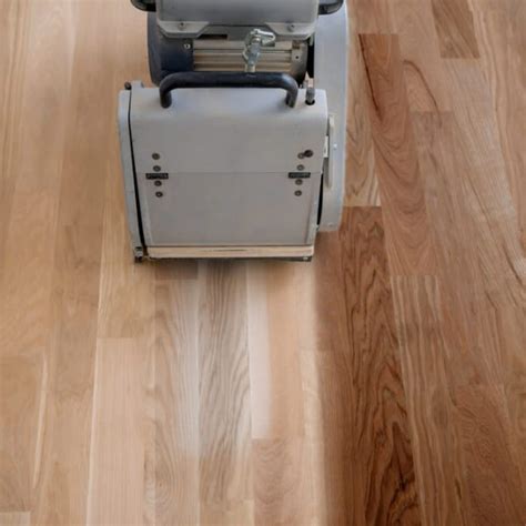 Proces brúsenia drevenej podlahy