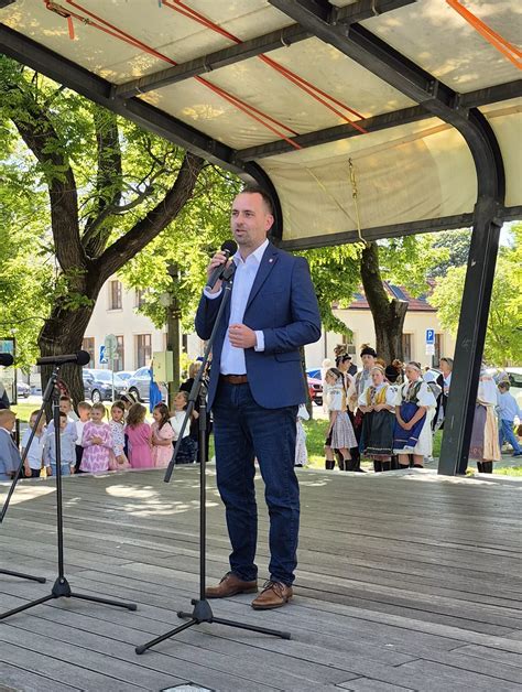 Ilustrácia obecného rozhlasu s reproduktormi na stĺpoch