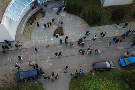 Študenti pred univerzitnou budovou